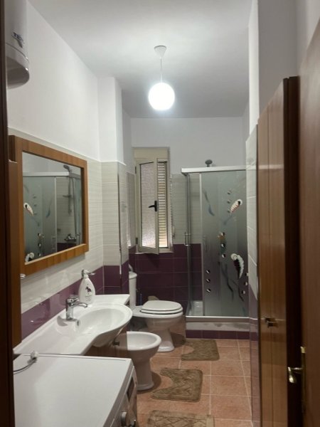 Durres, jepet me qera apartament 2+1 , 100 m² 450 € (Rruga Pavaresia)