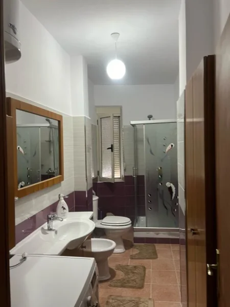 Durres, jepet me qera apartament 2+1 , 100 m² 450 € (Rruga Pavaresia)