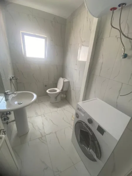 Tirane, jepet me qera shtepi 1+1 Kati 4, 70 m² 450 € ( Jepet me Qera Super Hyrja 1+1 në Don Bosko!)