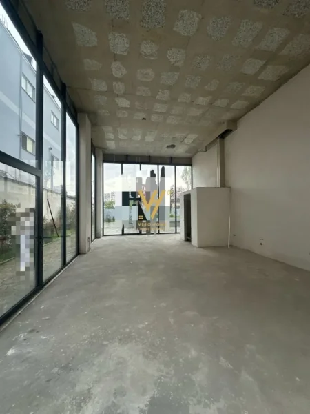 Tirane, shitet dyqan Kati 0, 74 m² 410.000 € (YZBERISHT)