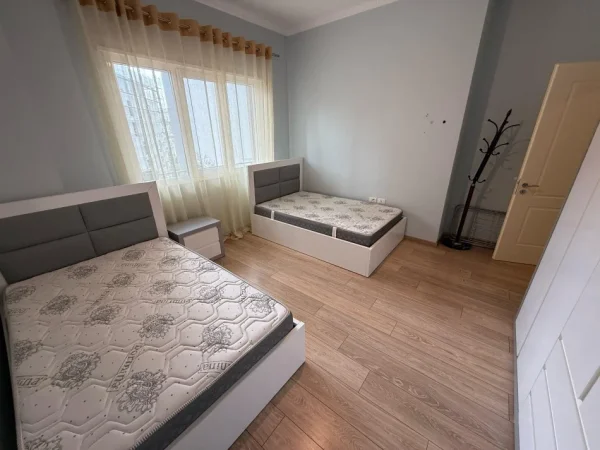 Tirane, jepet me qera apartament 1+1+Ballkon Kati 3, 75 m² 500 € (Kopshti Zoologjik)