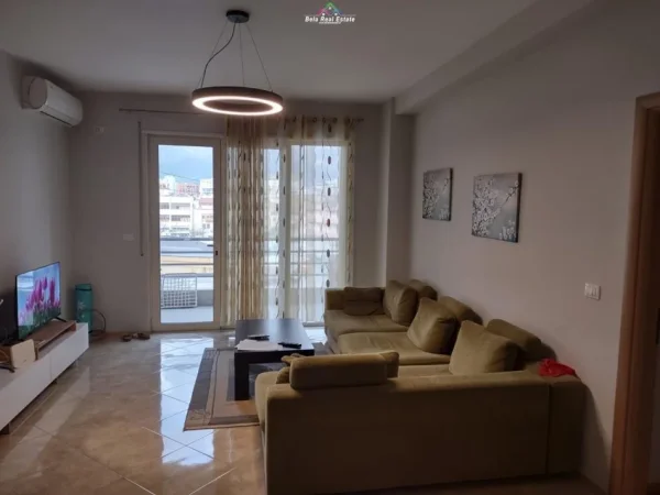 Tirane, jepet me qera apartament 2+1+Ballkon Kati 3, 100 m² 600 € (stacioni i trenit)