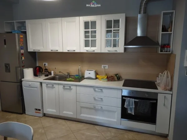 Tirane, jepet me qera apartament 2+1+Ballkon Kati 3, 100 m² 600 € (stacioni i trenit)