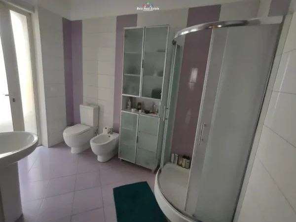 Tirane, jepet me qera apartament 2+1+Ballkon Kati 3, 100 m² 600 € (stacioni i trenit)