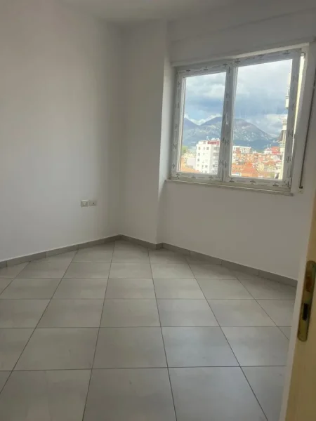 Tirane, jepet me qera apartament 1+1+Ballkon , 68 m² 400 € (Rruga 4 deshmoret prane gjimnazit partizani)