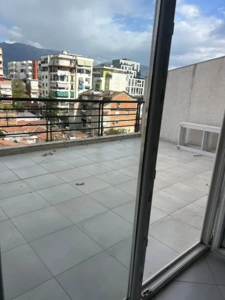 Tirane, jepet me qera apartament 1+1+Ballkon , 68 m² 400 € (Rruga 4 deshmoret prane gjimnazit partizani)