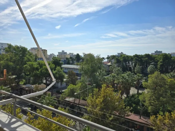 Durrës, jepet me qera apartament 1+1+Ballkon Kati 6, 70 m² 350 € (prane hotel Florida, lagjia 13)
