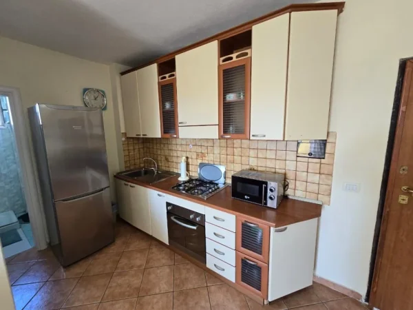 Durrës, jepet me qera apartament 1+1+Ballkon Kati 6, 70 m² 350 € (prane hotel Florida, lagjia 13)