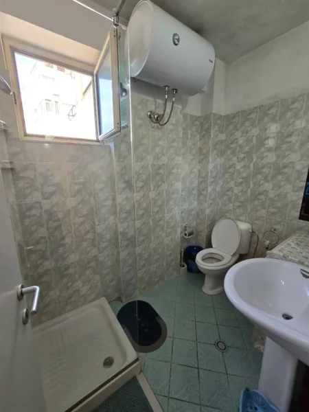 Durrës, jepet me qera apartament 1+1+Ballkon Kati 6, 70 m² 350 € (prane hotel Florida, lagjia 13)