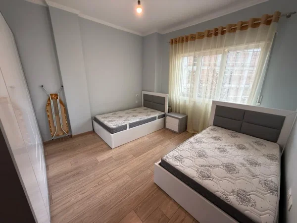 Tirane, jepet me qera apartament 1+1+Ballkon Kati 4, 80 m² 500 € (Kopshti Zologjik)