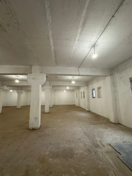 Tirane, jepet me qera magazine Kati 0, 350 m² 2.000 € (Siri Kodra)