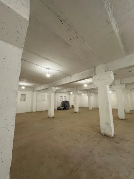 Tirane, jepet me qera magazine Kati 0, 350 m² 2.000 € (Siri Kodra)