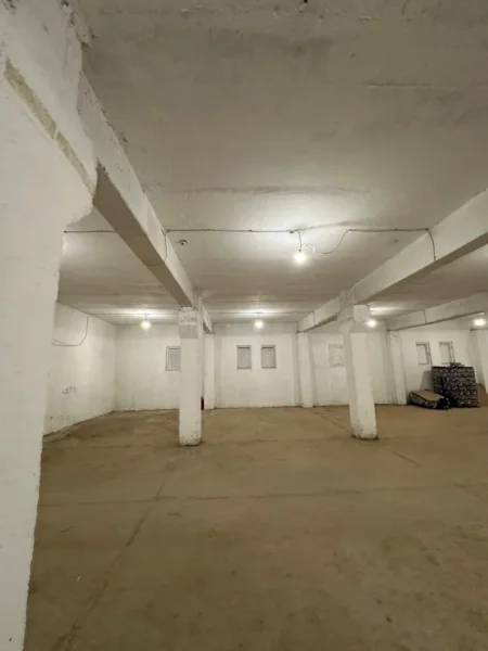 Tirane, jepet me qera magazine Kati 0, 350 m² 2.000 € (Siri Kodra)