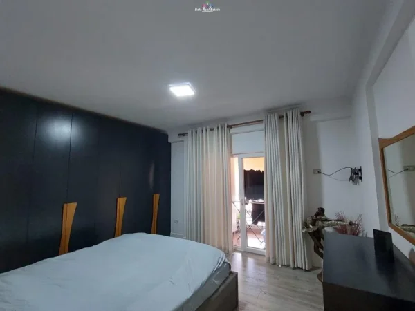 Tirane, jap me qera apartament 3+1 Kati 2, 125 m² 1.000 € (selvia)