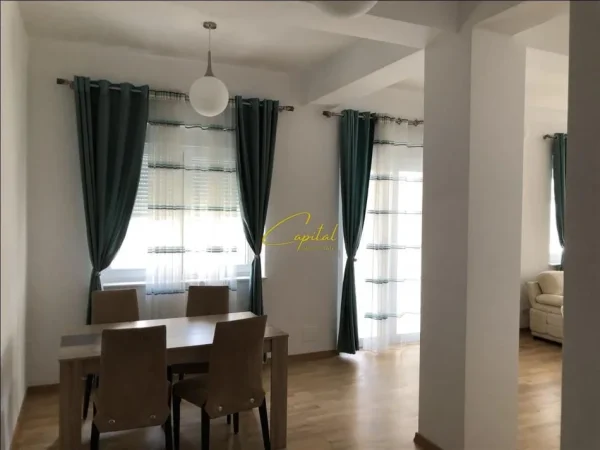 Tirane, jepet me qera apartament 3+1 Kati 3, 170 m² 1.200 € (SAUK)