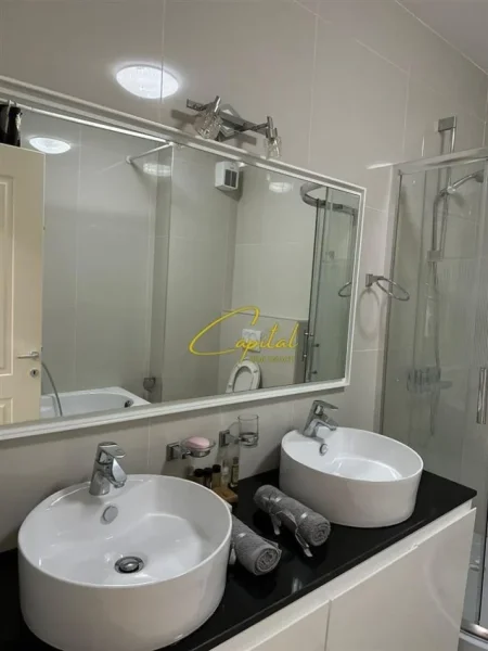 Tirane, jepet me qera apartament 3+1 Kati 3, 170 m² 1.200 € (SAUK)