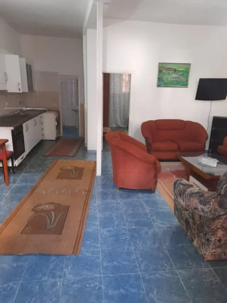 Tirane, jepet me qera apartament 1+1 Kati 1, 70 m² 350 € (ALI DEMI)