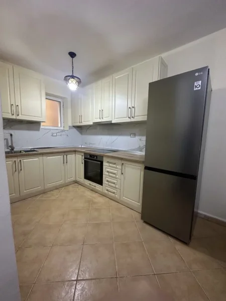 Tirane, jepet me qera apartament 2+1 Kati 4, 80 m² 700 € (brryli)