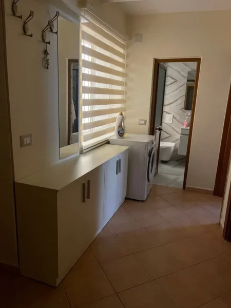 Tirane, jepet me qera apartament 2+1 Kati 4, 80 m² 700 € (brryli)