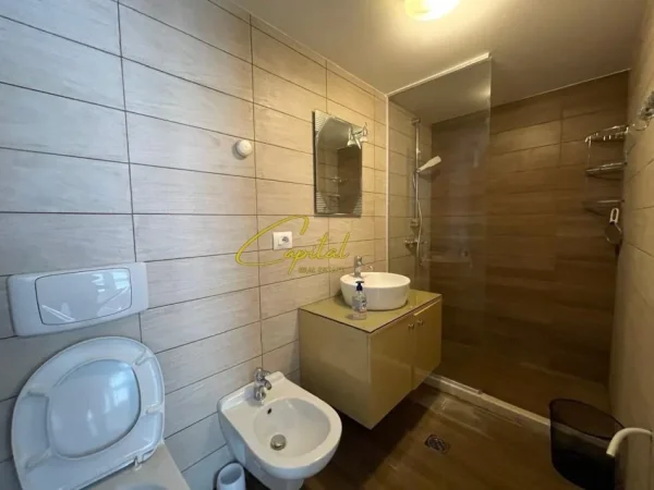 Tirane, jepet me qera apartament duplex 3+1 Kati 6, 220 m² 1.200 € (LIQENI I THATE)