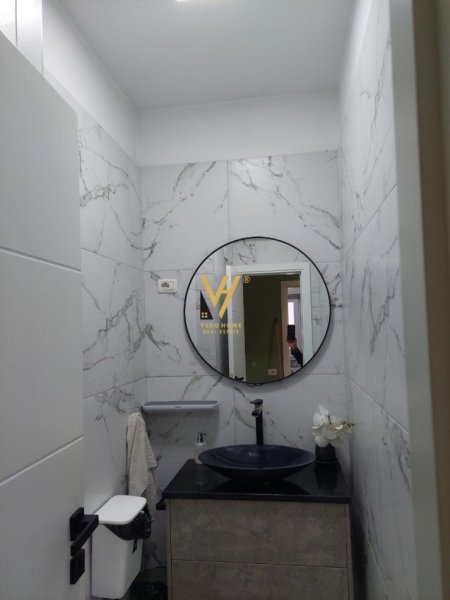 Tirane, jepet me qera apartament 3+1+Ballkon Kati 1, 125 m² 950 € (SELVIA, QENDER)