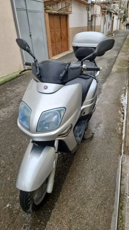 shitet Yamaha Xmax, gri metalizato, 1,200 Euro , gri metalizato 1.200 €