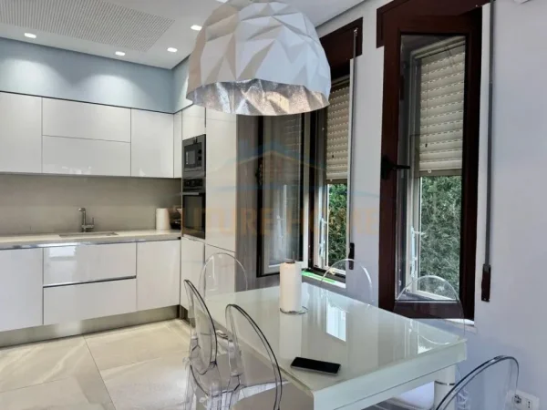 Durres, shitet Vile 3+1+Aneks+Ballkon Kati 1, 260 m² 450.000 € (Gjiri i Lalzit)