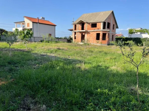 Durres, shitet shtepi 2 Katshe Kati 2, 1.240 m² 145.000 € (Durres, prane Porto Romano)