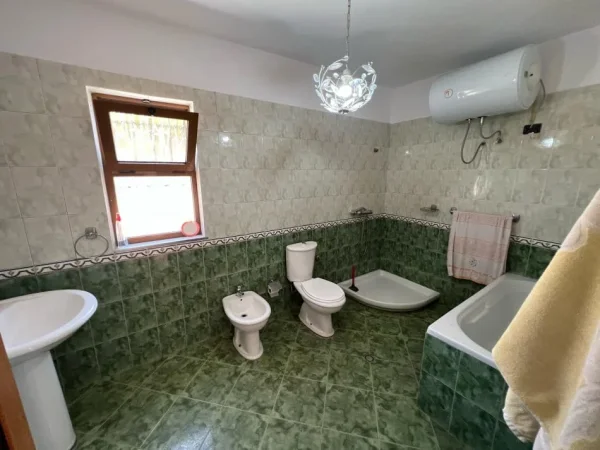 Tirane, jepet me qera Vile 2+1 Kati 1, 250 m² 800 € (SELITE)
