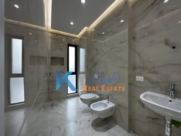 Tirane, jap me qera zyre Kati 9, 106 m² 75000 leke te Kompleksi Arlis, Rruga e Dibres