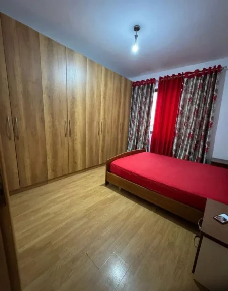 Tirane, Jepet me qera apartament 1+1 NE QENDER Kati 4, 550 € ( Jepet me Qera Super Hyrje 1+1 , Tek Vila Gold Vetëm 550 Euro!* )