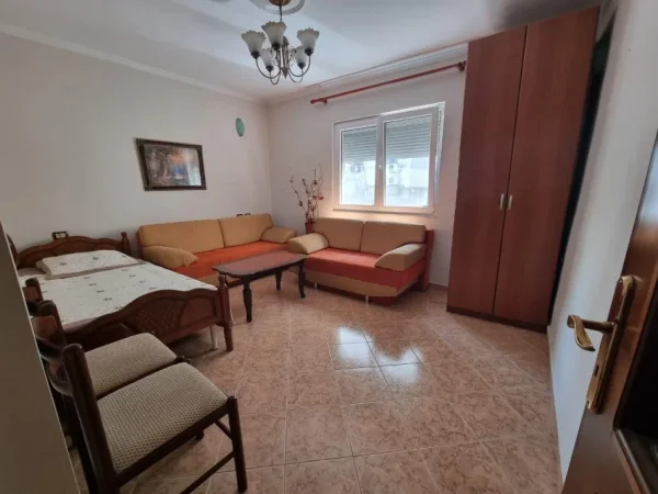 Tirane, jepet me qera apartament 2+1 Kati 3, 74 m² 500 € ( Jepet me Qera Apartament 2+1 në Xhamllik, tek Hoxha Tahsim! )