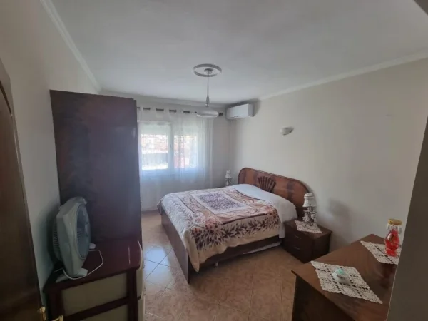 Tirane, jepet me qera apartament 2+1 Kati 3, 74 m² 500 € ( Jepet me Qera Apartament 2+1 në Xhamllik, tek Hoxha Tahsim! )