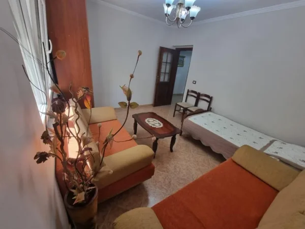 Tirane, jepet me qera apartament 2+1 Kati 3, 74 m² 500 € ( Jepet me Qera Apartament 2+1 në Xhamllik, tek Hoxha Tahsim! )