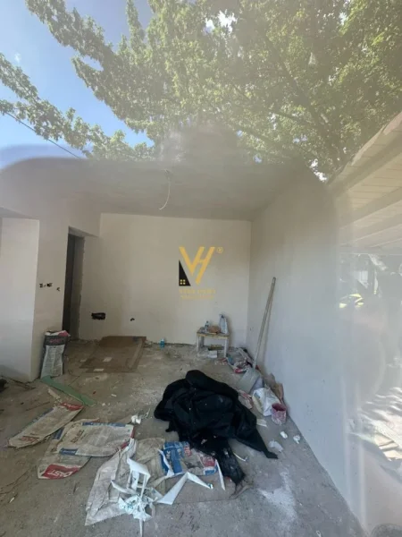 Tirane, jepet me qera dyqan Kati 0, 55 m² 700 € (SHKOZE)