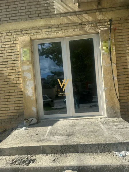 Tirane, jepet me qera dyqan Kati 0, 55 m² 700 € (SHKOZE)