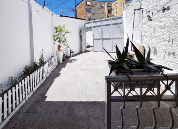 Tirane, jepet me qera shtepi 1+1+Aneks+Ballkon Kati 1, 100 m² 699 € (Pazari I ri)