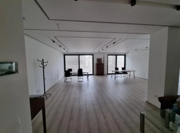 Tirane, jepet me qera zyre Kati 7, 93 m² 1.150 € (Bllok)