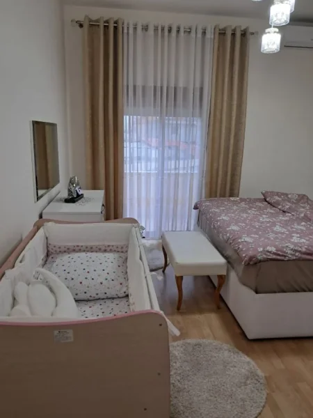 Tirane, jepet me qera apartament 1+1 Kati 2, 135 m² 500 € (hiqmet buzi)