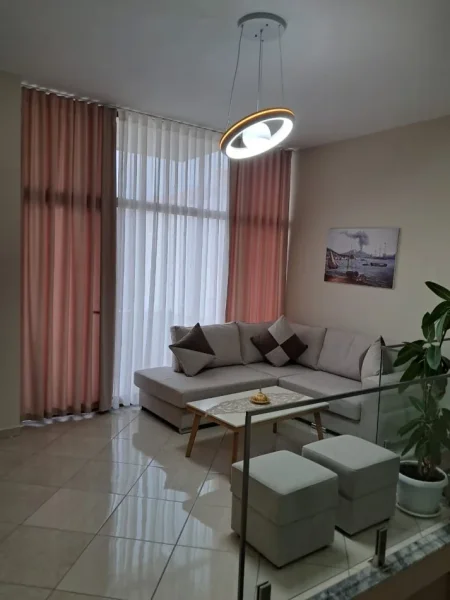 Tirane, jepet me qera apartament 1+1 Kati 2, 135 m² 500 € (hiqmet buzi)