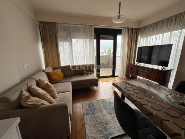 Tirane, jepet me qera apartament 3+1+Ballkon Kati 5, 102 m² 1.000 € (Pazari i Ri)