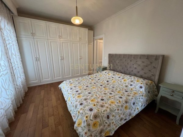 Tirane, jepet me qera apartament 3+1+Ballkon Kati 5, 102 m² 1.000 € (Pazari i Ri)