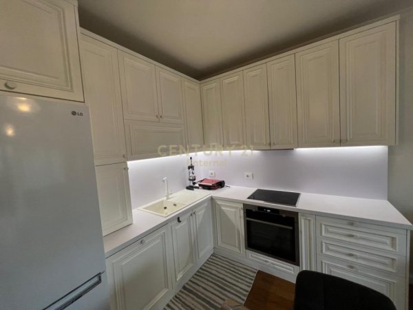 Tirane, jepet me qera apartament 3+1+Ballkon Kati 5, 102 m² 1.000 € (Pazari i Ri)