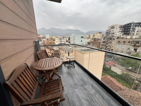 Tirane, jepet me qera apartament 3+1+Ballkon Kati 5, 102 m² 1.000 € (Pazari i Ri)