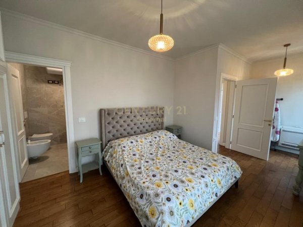 Tirane, jepet me qera apartament 3+1+Ballkon Kati 5, 102 m² 1.000 € (Pazari i Ri)