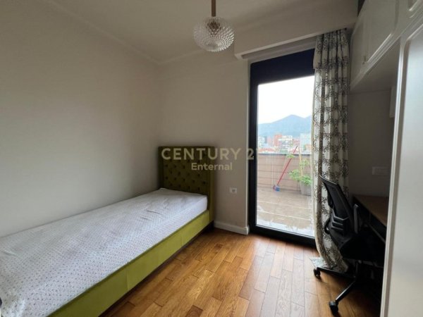 Tirane, jepet me qera apartament 3+1+Ballkon Kati 5, 102 m² 1.000 € (Pazari i Ri)