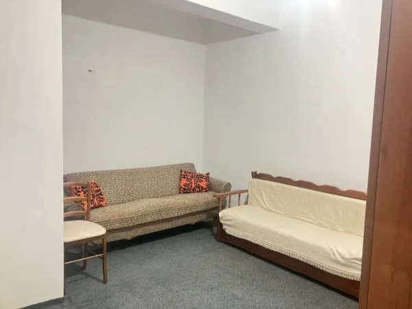 Tirane, jepet me qera Vile 2+1 Kati 3, 120 m² 600 € (Jepet me qera Super Hyrja 2+1 tek Deliorgji.)