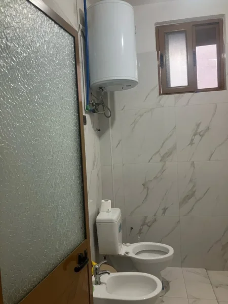 Tirane, jepet me qera Vile 2+1 Kati 3, 120 m² 600 € (Jepet me qera Super Hyrja 2+1 tek Deliorgji.)