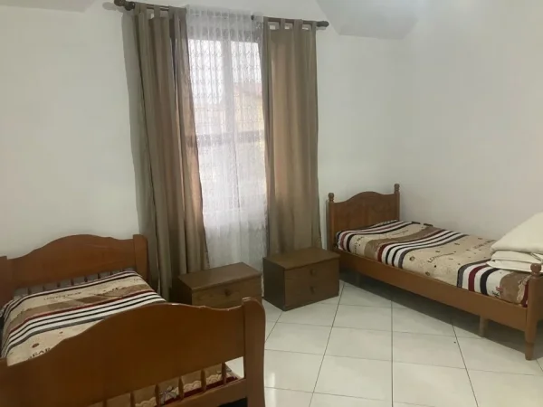 Tirane, jepet me qera Vile 2+1 Kati 3, 120 m² 600 € (Jepet me qera Super Hyrja 2+1 tek Deliorgji.)