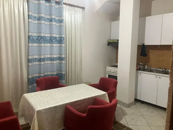 Tirane, jepet me qera Vile 2+1 Kati 3, 120 m² 600 € (Jepet me qera Super Hyrja 2+1 tek Deliorgji.)